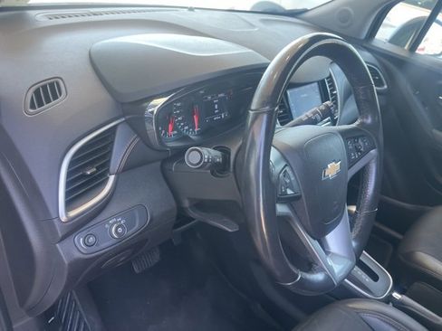 Used 2020 Chevrolet Trax LT w/ LT Convenience Package image 9