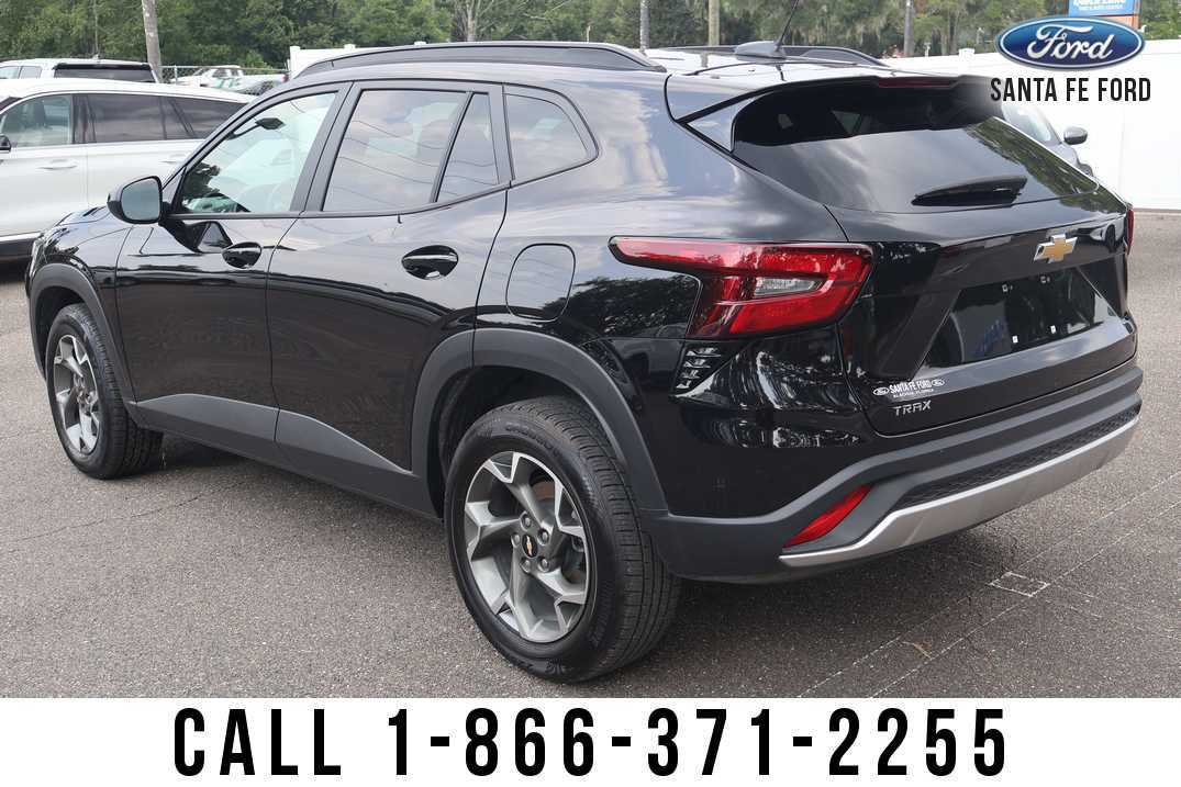 Used 2025 Chevrolet Trax LT w/ LT Convenience Package FWD image 4
