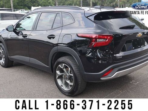 Used 2025 Chevrolet Trax LT w/ LT Convenience Package FWD image 4