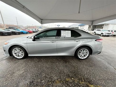 Used 2018 Toyota Camry XLE image 9