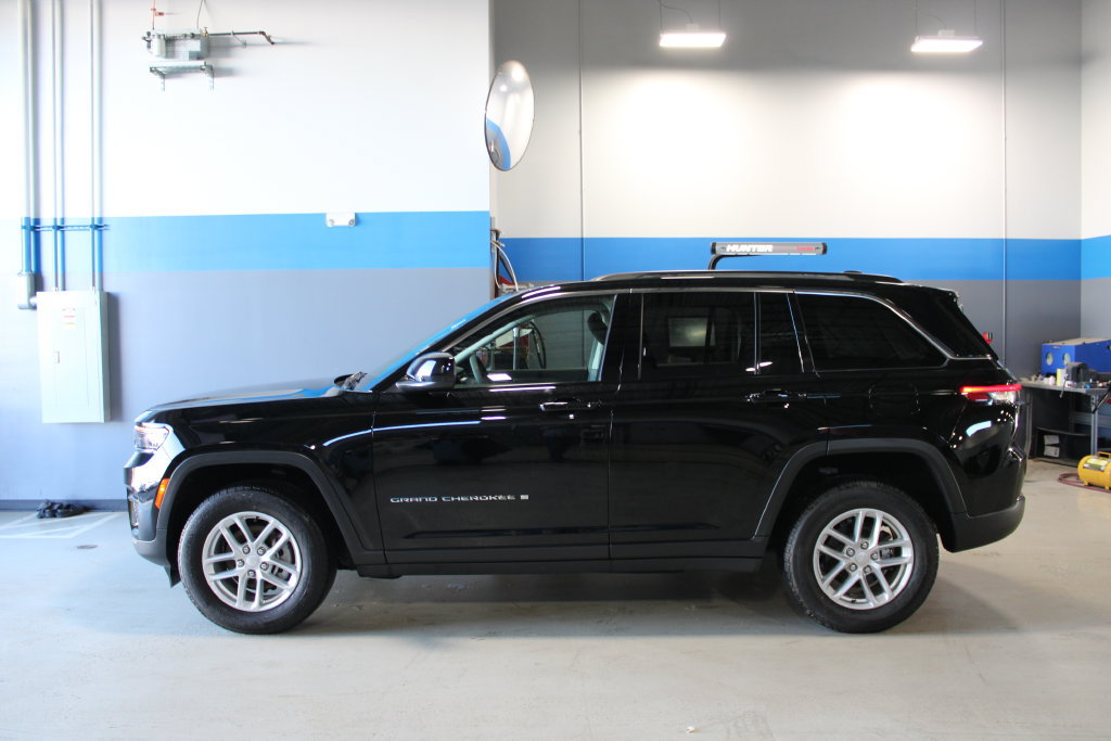Used 2023 Jeep Grand Cherokee Laredo w/ Luxury Tech Group I AWD/4WD image 10