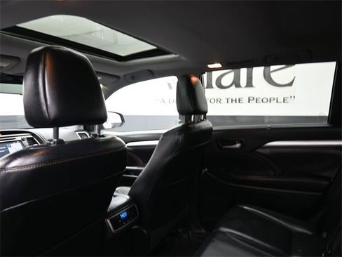 Used 2019 Toyota Highlander XLE image 25