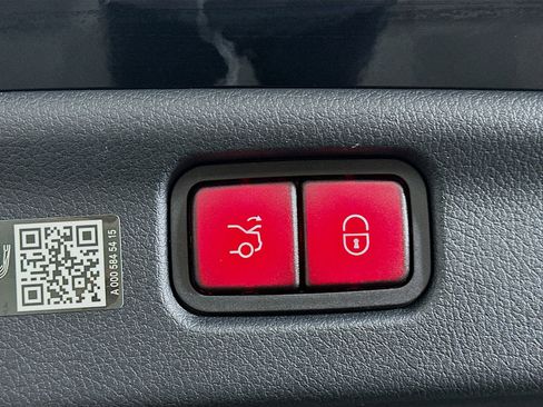 Used 2025 Mercedes-Benz C 300 Sedan image 28