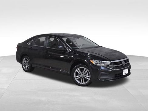 Used 2024 Volkswagen Jetta SE image 3
