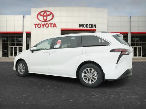 New 2026 Toyota Sienna XLE image 8