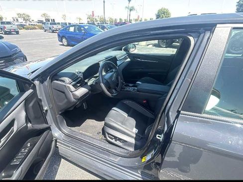 Used 2025 Toyota Camry SE w/ Convenience Package image 3