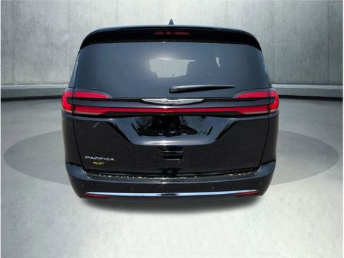 Used 2025 Chrysler Pacifica Select FWD image 5