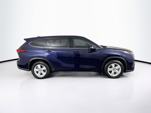 Used 2022 Toyota Highlander LE FWD image 8