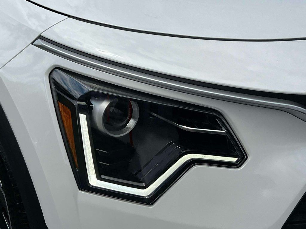 Used 2025 Kia Niro EX w/ EX Cold Weather Package FWD image 9