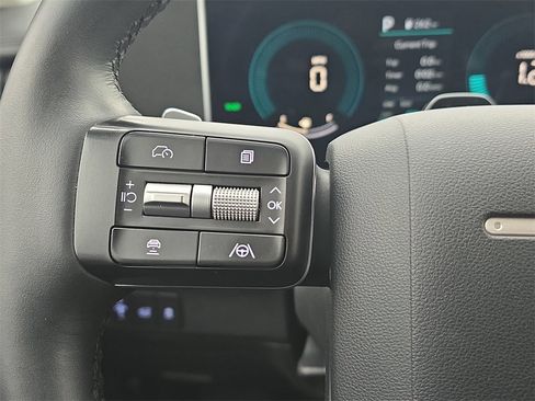 Certified 2025 Hyundai Santa Fe SEL image 18