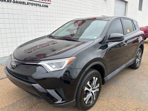 Used 2018 Toyota RAV4 LE image 1