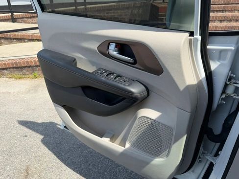 Used 2019 Chrysler Pacifica Touring-L FWD image 28