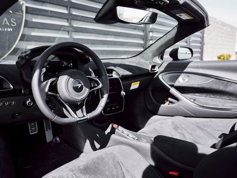 Used 2025 McLaren Artura Spider image 2