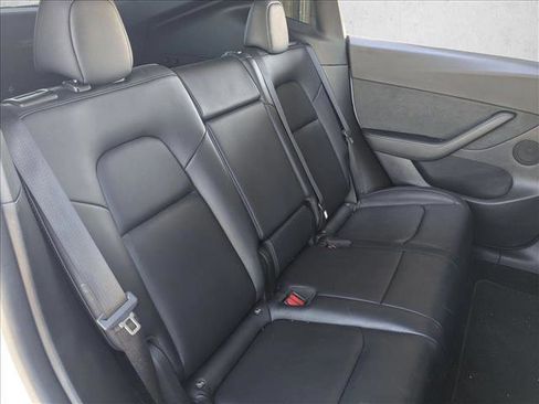 Used 2022 Tesla Model Y Long Range image 22