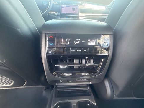 Used 2025 Jeep Grand Cherokee L Limited w/ Luxury Tech Group II AWD/4WD image 12