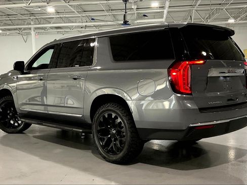 Used 2021 GMC Yukon XL SLT w/ SLT Premium Package AWD/4WD image 3