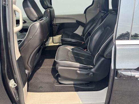 Used 2023 Chrysler Pacifica Limited FWD image 18