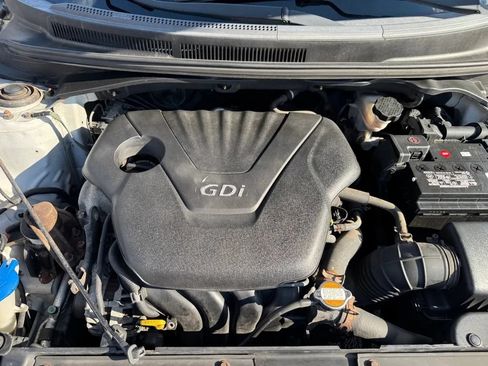 Used 2012 Hyundai Veloster w/ Style Pkg FWD image 11