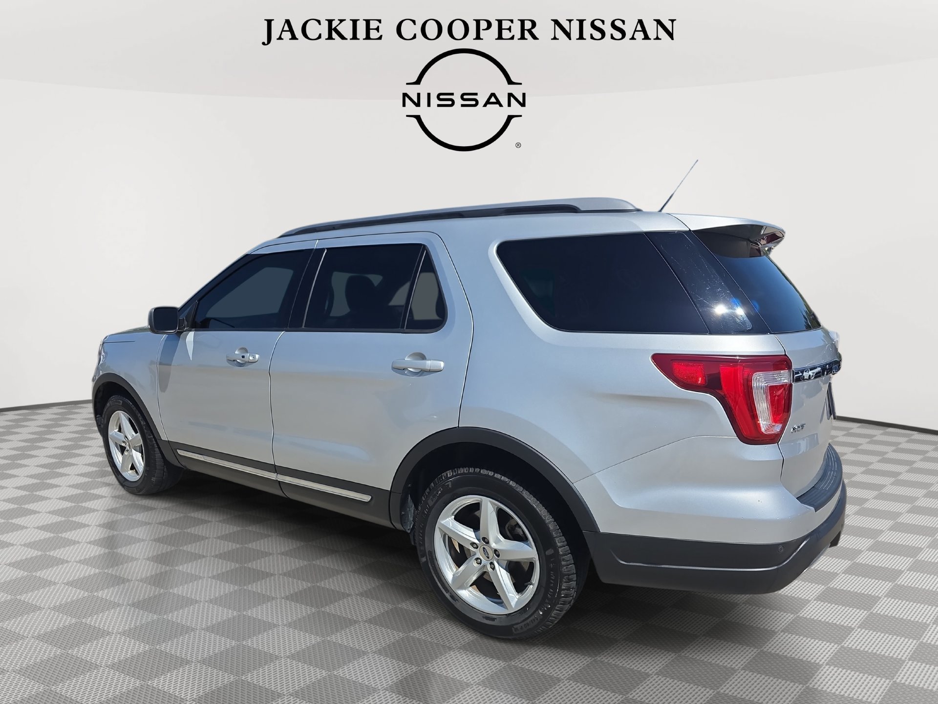 Used 2019 Ford Explorer XLT w/ Equipment Group 202A FWD image 7