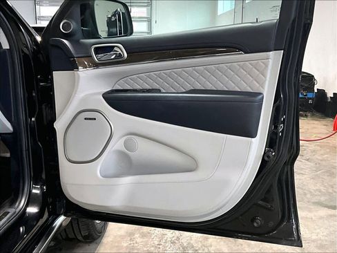 Used 2017 Jeep Grand Cherokee Summit image 12