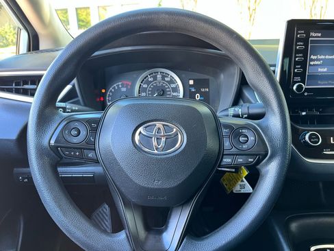 Used 2021 Toyota Corolla LE image 23