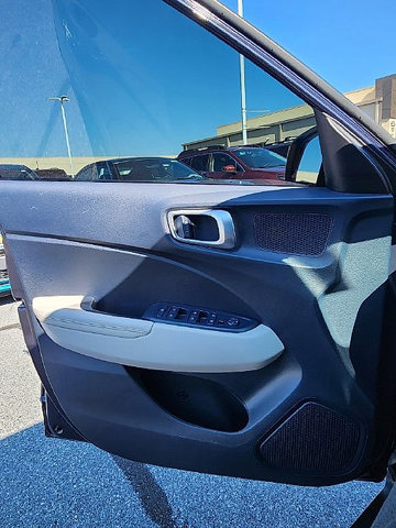Used 2021 Hyundai Venue FWD image 6