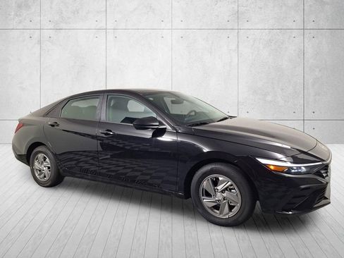 Used 2026 Hyundai Elantra SE FWD image 3
