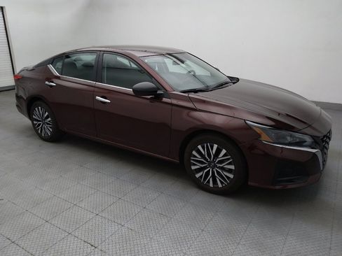 Used 2025 Nissan Altima 2.5 SV FWD image 11