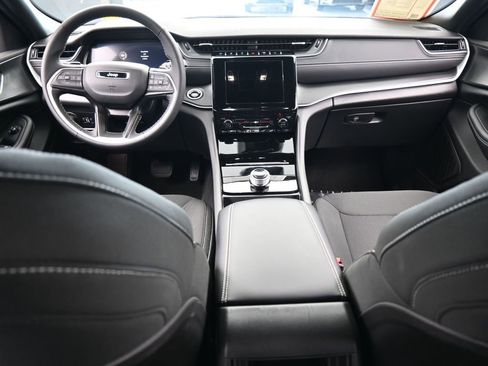 Used 2025 Jeep Grand Cherokee Laredo image 38