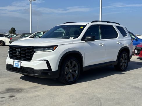 Used 2025 Honda Pilot Sport image 3