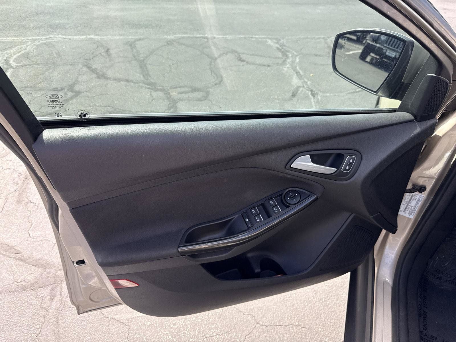 Used 2018 Ford Focus Titanium w/ Titanium Technology Package FWD image 8