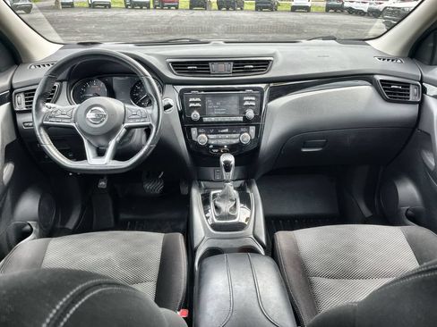 Used 2018 Nissan Rogue Sport SV w/ SV All-Weather Package AWD/4WD image 19