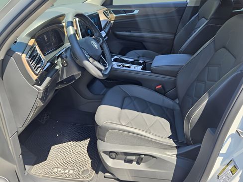 Used 2024 Volkswagen Atlas SE w/ Black Wheel Package FWD image 12