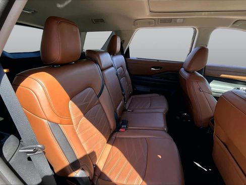 Certified 2025 Nissan Pathfinder Platinum w/ Cargo Package FWD image 21
