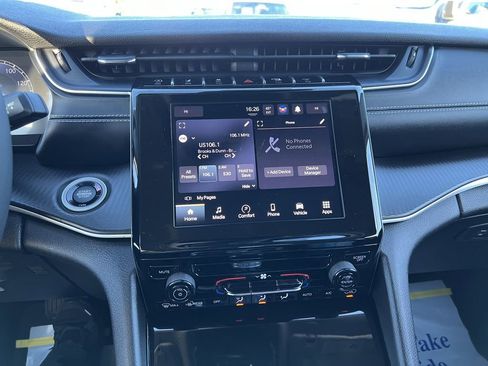 Certified 2023 Jeep Grand Cherokee Laredo image 11