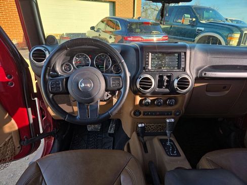 Used 2013 Jeep Wrangler Unlimited Sahara w/ Connectivity Group image 9