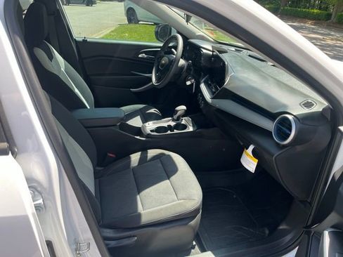 Used 2026 Chevrolet Trax LS w/ LS Convenience Package FWD image 11