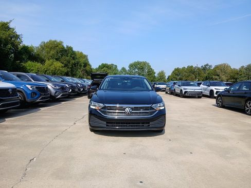 Used 2024 Volkswagen Jetta SE w/ Panoramic Sunroof Package FWD image 2