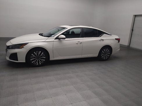 Used 2023 Nissan Altima 2.5 SV w/ SV Premium Package FWD image 2