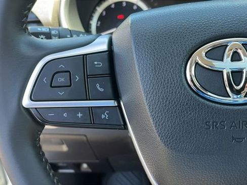 Used 2023 Toyota Highlander XLE AWD/4WD image 12