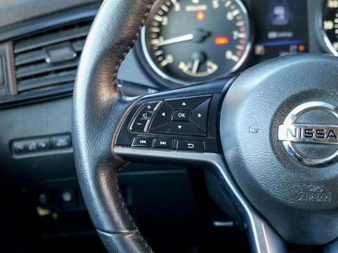 Used 2020 Nissan Rogue SV image 39