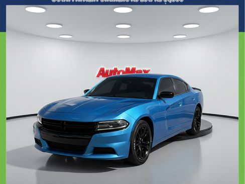 Used 2018 Dodge Charger SXT w/ Blacktop Package RWD image 2