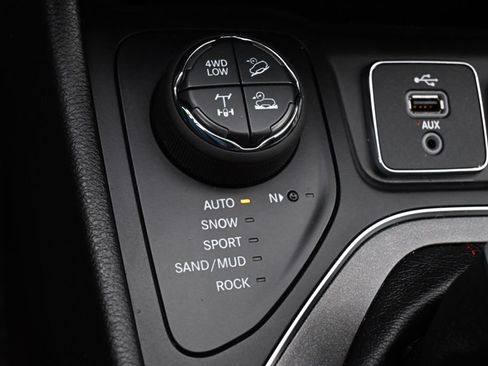 Used 2019 Jeep Cherokee Trailhawk AWD/4WD image 34
