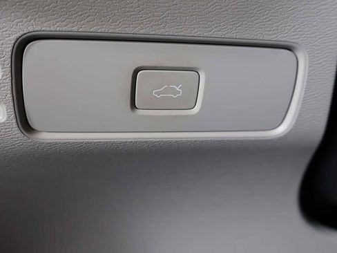 Used 2024 Volvo XC40 B5 Plus w/ Protection Package Premier image 18