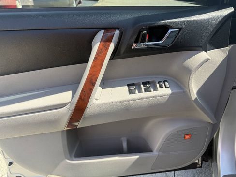 Used 2012 Toyota Highlander Limited w/ Tow Pkg FWD image 16
