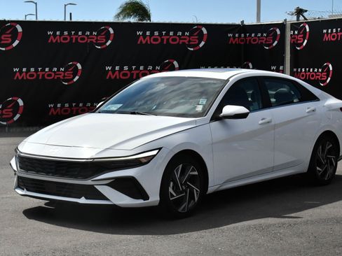 Used 2025 Hyundai Elantra Limited image 3