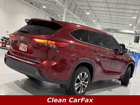 Used 2020 Toyota Highlander XLE image 3