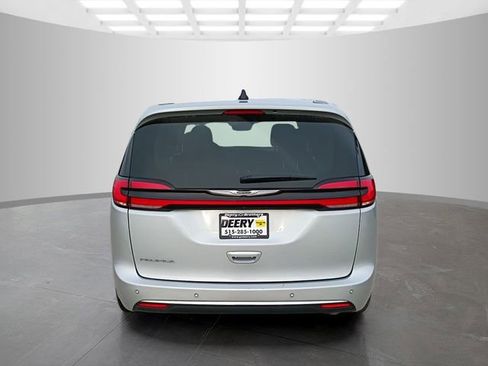 Used 2024 Chrysler Pacifica Touring-L image 6