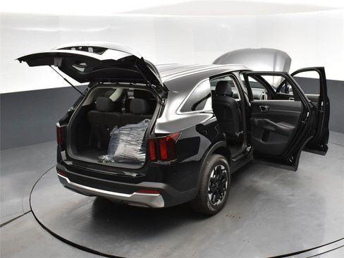 Used 2025 Kia Sorento S image 17