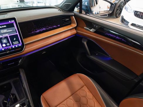 Used 2025 Volkswagen Tiguan SEL R-Line image 11